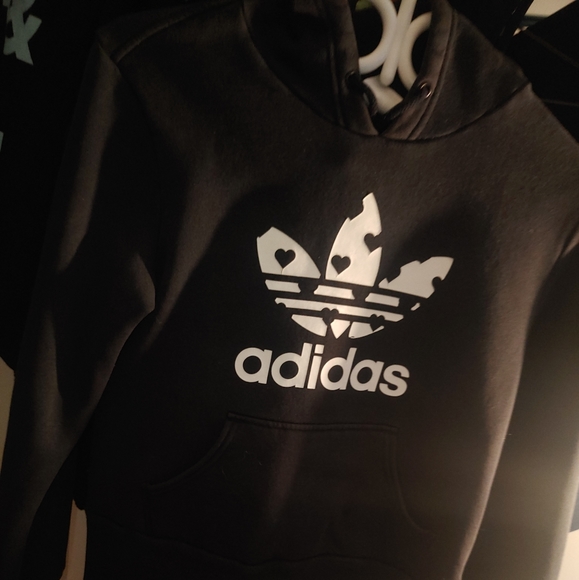 UNIQUEBlack Adidas pullover with heart logo - Picture 1 of 1